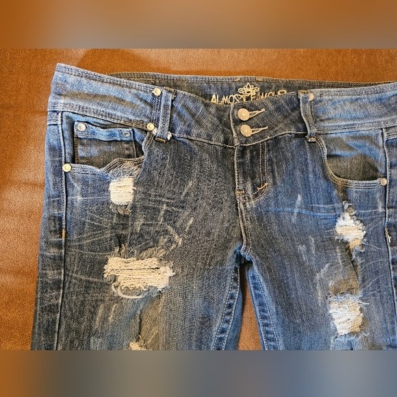 Almost Famous Distressed/Destroyed Low-Rise Cuffed Capri Jeans Size 13 - Picture 11 of 12